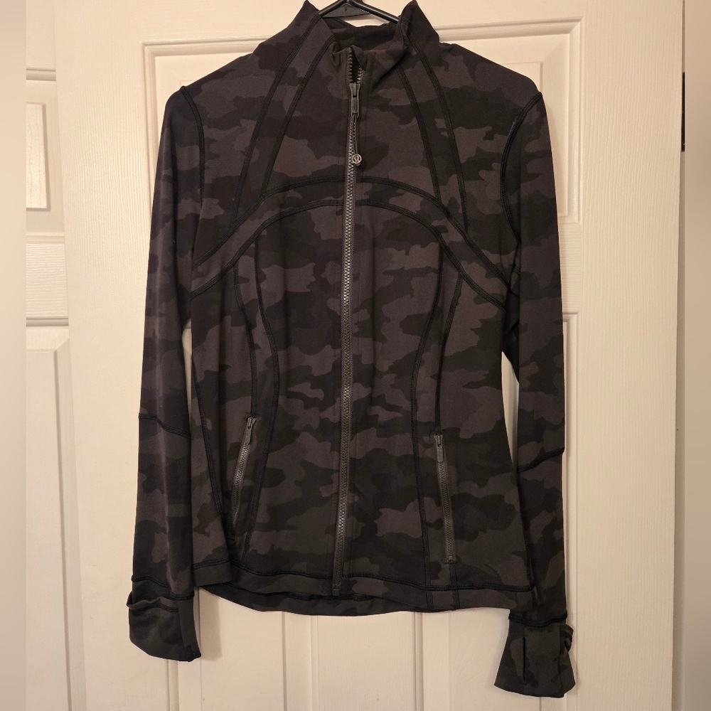 Lululemon black/ olive green camouflage  💚 define jacket Sz 8
